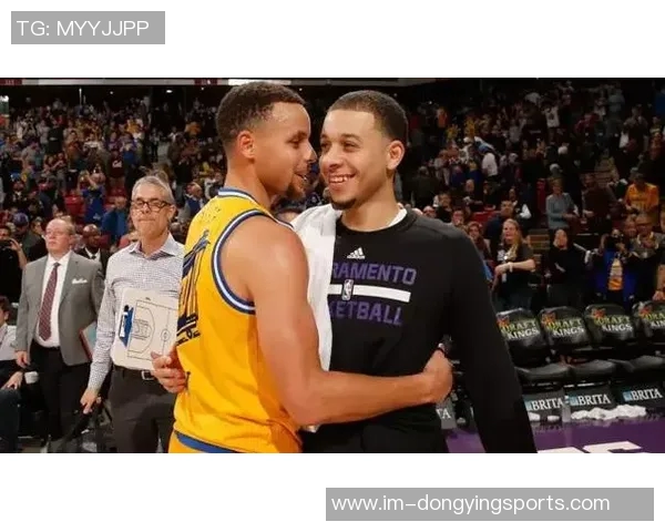 库里兄弟携手父亲共赏杜克大学比赛喜悦满满精神焕发